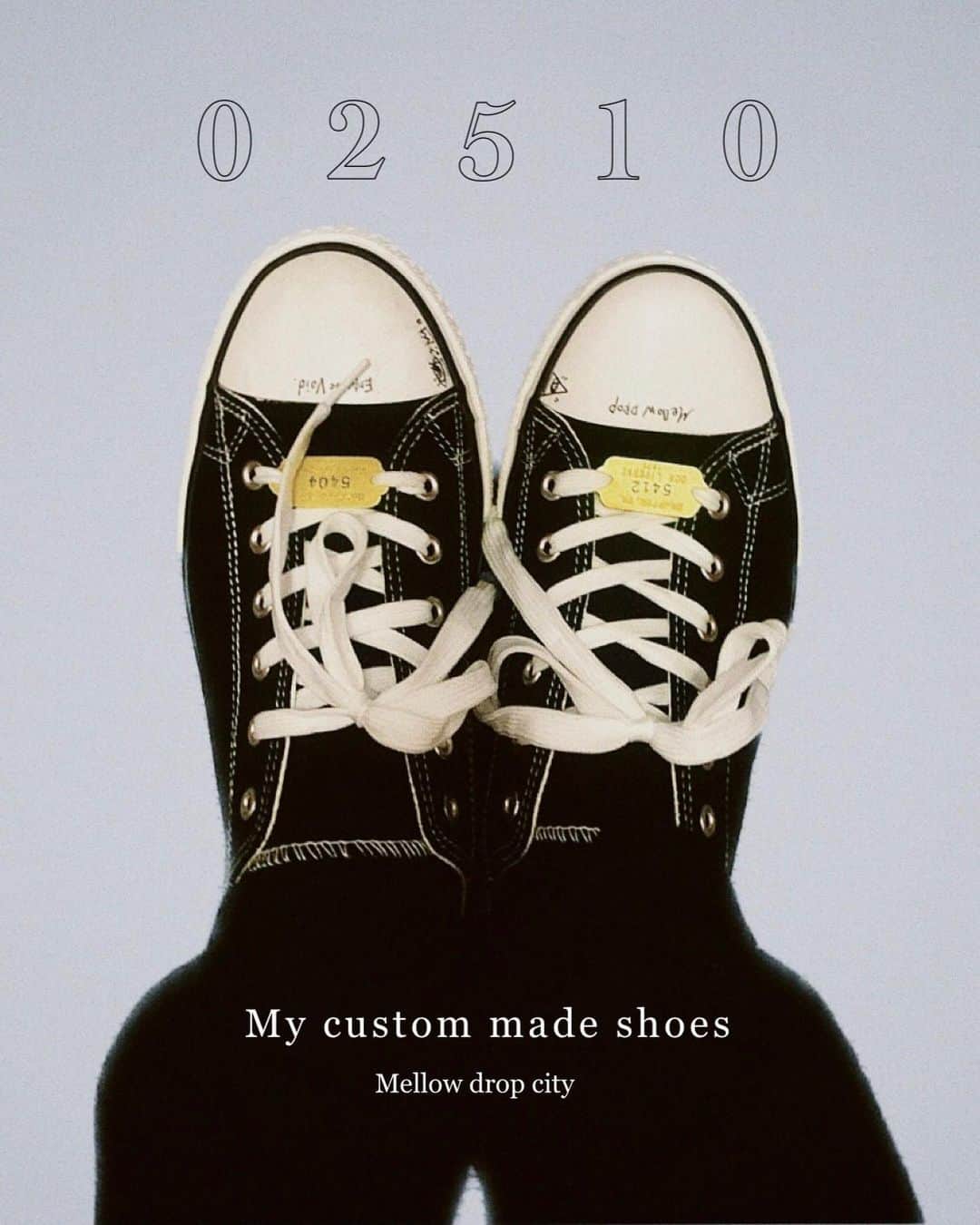 片桐航さんのインスタグラム写真 - (片桐航Instagram)「. 雑貨屋でドッグタグを見つけたり いい感じのキャンバススニーカーを 見つけたりして リメイクしてみたりした 新しい靴  #shoes」8月25日 13時41分 - wataru_lennycodefiction