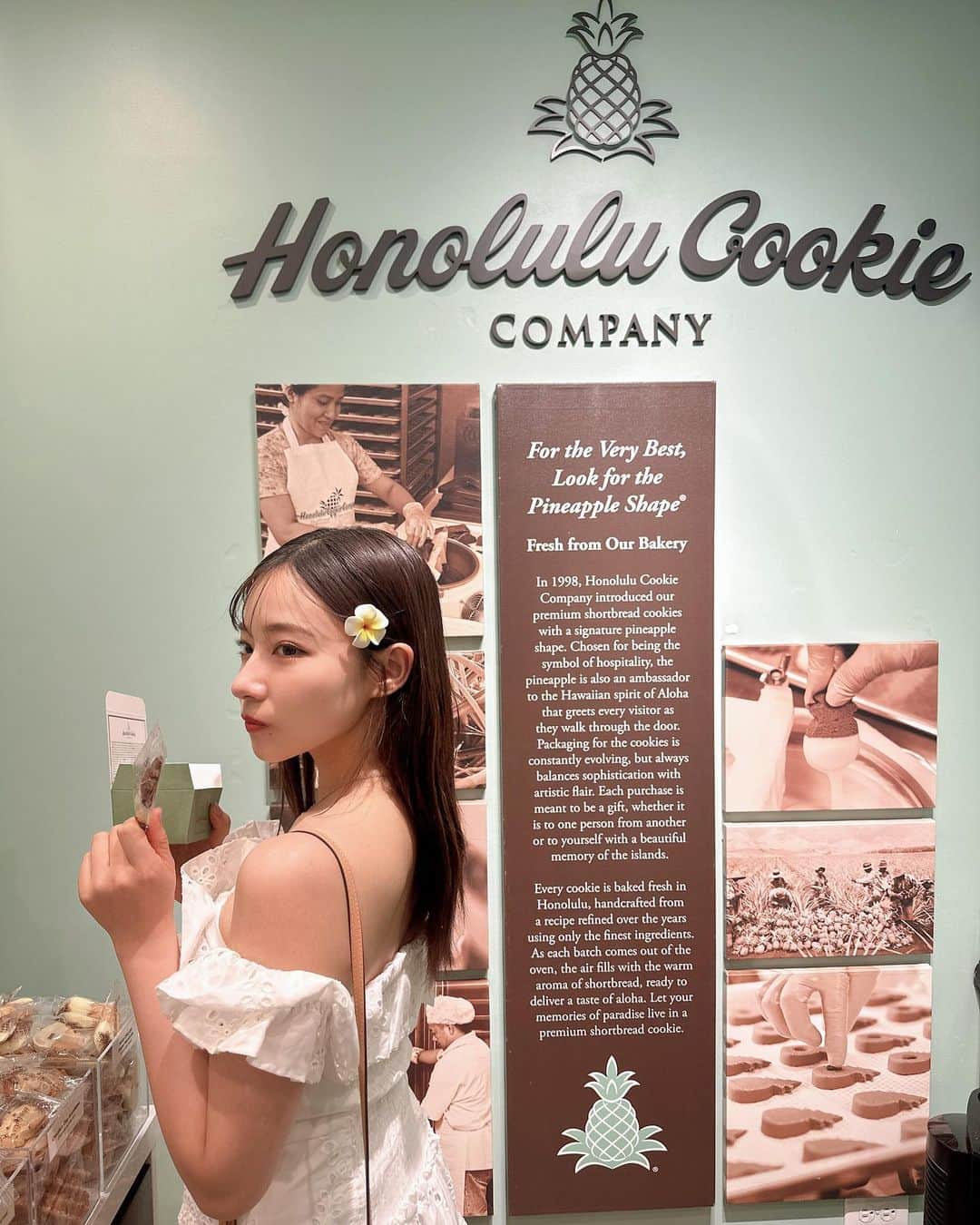 村瀬紗英さんのインスタグラム写真 - (村瀬紗英Instagram)「#dailylook  ロケ終わりにお買い物(: Honolulu Cookie🍍🩵  #Hawaii #Honolulu #Cookie #🍪」8月25日 13時41分 - saepiiii.m