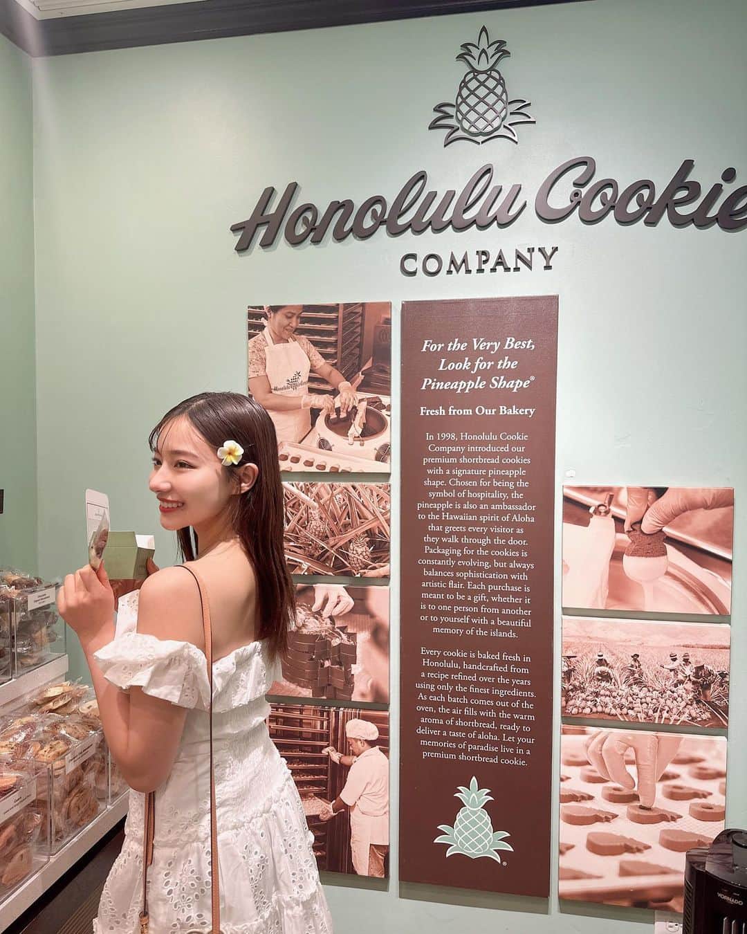 村瀬紗英のインスタグラム：「#dailylook  ロケ終わりにお買い物(: Honolulu Cookie🍍🩵  #Hawaii #Honolulu #Cookie #🍪」