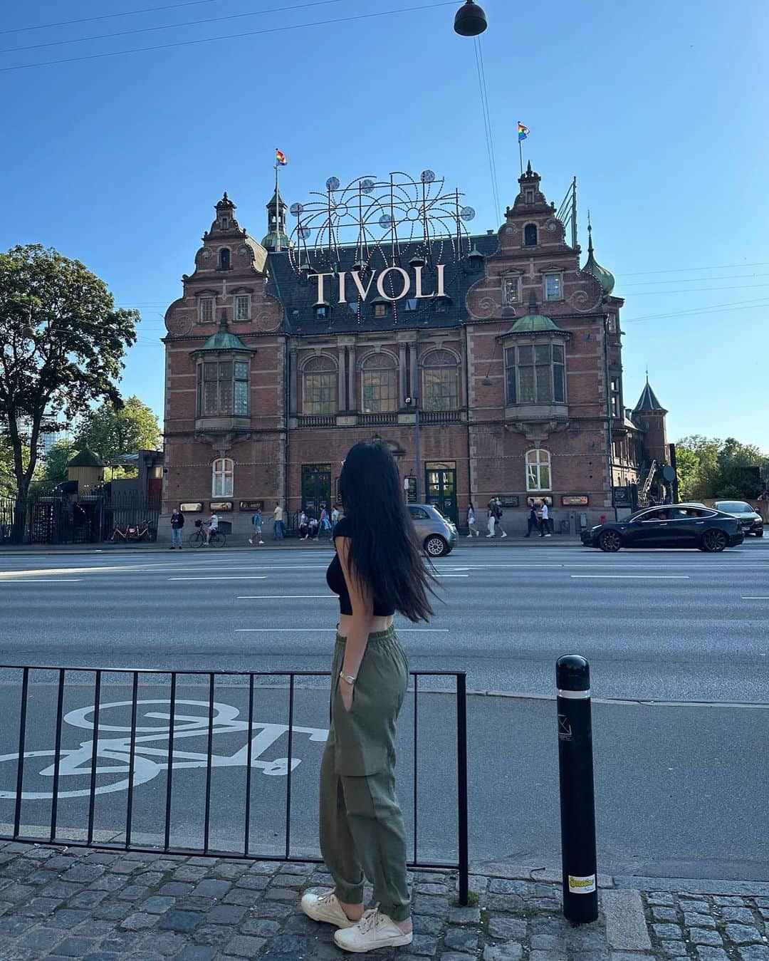 MeJiwooのインスタグラム：「코펜하겐의 시그니처 포토 스팟에서두 잊지않고📷  너무 맛있는데 음식이 나오는데 너무나 오래걸려서 식사가 끝나니 허기졌던 미슐랭 식당(ㅋㅋ) 그래두 엄빠랑 두시간 반동안 왕수다 떠는건 너무나 좋았다👨‍👩‍👧❤️」