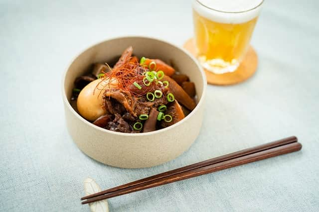 暮らし上手のインスタグラム：「今日の晩ごはんに『牛すじ味噌煮込み』はいかがですか？  中野エリさんの『牛すじ味噌煮込み』は、ダシ汁と合わせ味噌で煮込んで、軟らかくとろりと仕上げます。味が染み込んだ野菜やこんにゃくは絶品。お酒のアテとしてはもちろん、ご飯にかけても美味しい。  ------------------------------ 調理時間：40分  材料 （ 2人分 ） 牛すじ …200ｇ  A ダシ汁 …400ml ショウガ …１片（薄切り） 味噌 …大さじ３※あれば赤味噌と白味噌を合わせる 砂糖、みりん、酒 …各大さじ２ 醤油 …大さじ１ ゴボウ …1/2本 大根 …1/4本 ニンジン …1/2本 こんにゃく …１枚 万能ねぎ（小口切り） …適宜 糸唐辛子 …適宜  ------------------------------  レシピの詳細はプロフィールリンクから！  #Kurashi #暮らし上手 #晩ごはん #レシピ #簡単レシピ #牛すじ」