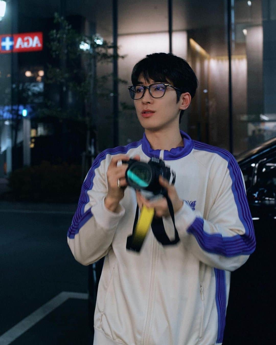 ウォヌのインスタグラム：「도겸이랑 카메라 들고 산책」