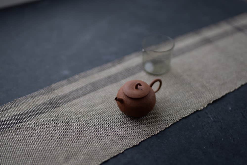 Naomiさんのインスタグラム写真 - (NaomiInstagram)「普洱茶で染めた糸（右は元の糸）で敷布を織りました。  #草木染め#リジット機」8月25日 14時02分 - nao1223