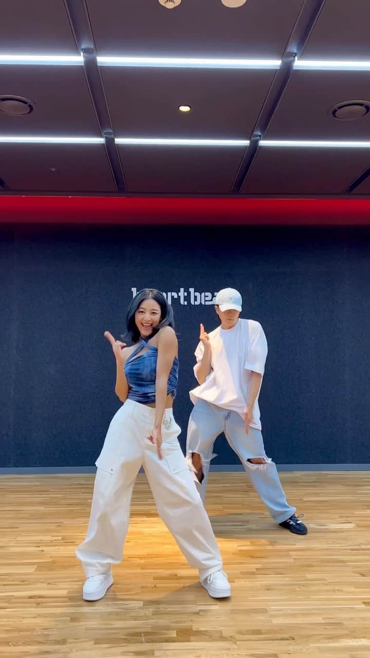TWICEのインスタグラム：「#KillinMeGood Challenge with #우영 선배님  #TWICE #트와이스 #JIHYO #지효 #ZONE」