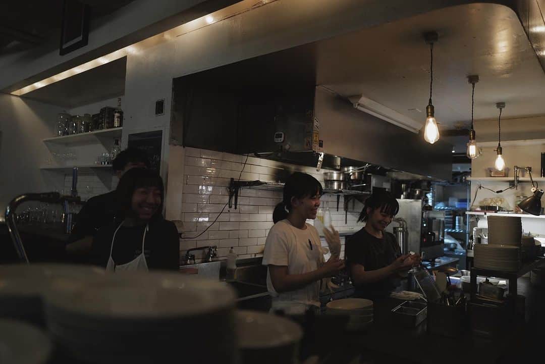 JUNNAのインスタグラム：「名古屋でお気に入りのお店を見つけてはmy listを更新中  今回お邪魔したのは @eau.0829  お店の雰囲気がとっても素敵  名古屋高島屋で @ivy_i_am_navy のPOP UP開催中の @makinosaya ちゃんと我が家の植栽をお願いしている @flowernoritake さん、 @i_k_823 ちゃんと サプライズ 登場の @nakashima_riho 夫妻で楽しい夜🥂  のりたけさんセレクトのお料理はどれも美味しくてペロリ😋お写真を完全に忘れてしまった...  名古屋や岐阜の情報を色々教えて貰って行きたいところが沢山増えた夜  またシェアします♡  #名古屋#名古屋グルメ」
