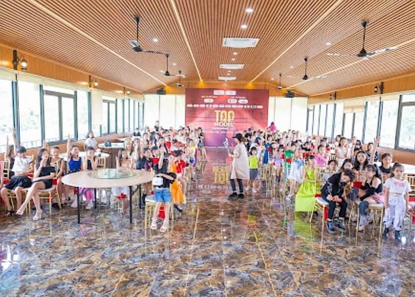 石鍋正寿さんのインスタグラム写真 - (石鍋正寿Instagram)「先日、Top_Model_Kid_Supranational2023のセミファイナルが行われました❗️ 約1000件の応募の中から、60人の子供達が選ばれました✨ このイベントでは子供達へ、栄養学、学校暴力、性的暴力、青年期からの正しいスキンケアなど様々な分野におけるお話がされました❗️ @ikka__wagyu.restaurant  は、栄養学についていろいろとお話をさせて頂きました✨ 子供達の将来に少しでも役に立ってもらえたら嬉しいと思っています✨ ・ Top_Model_Kid_Supranational2023のキッズモデルによるショーはとても綺麗で可愛くそしてカッコよく、とても迫力がありたくさん驚かされました‼️ これから行われるファイナルがとても楽しみすです😎 ・  Exclusive Distributor of Miyazaki-gyu 📞Hotline : +84782345998 Address: 118 Nguyen Khanh Toan st, Cau Giay dis, Hanoi, Vietnam  #Top_Model_Kid_Supranational2023 #IKKA#miyazaki #miyazakigyu #wagyu #yakiniku#wagyubeef #wagyusushi #wagyulover #hanoi #vietnam」8月25日 14時15分 - masatoshi.i