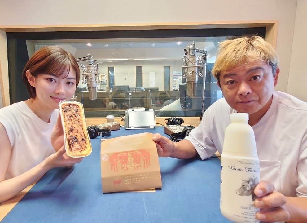 中西悠理のインスタグラム：「今夜のbayfm『ミンナノチカラCHIBA』では南房総市にある近藤牧場をご紹介します。（18時45分〜）  KOUSAKUさんが持っているのが近藤牧場さんの牛乳、私が持っているのがクレマ・カタラーナという牛乳を使ったスイーツです。  どちらもびっくりするくらい美味しかったので、是非聴いてください👂  なんの申し合わせもしていないのに、牛乳の話題で2人とも白い服なのは、さすがだと言われたいです🐮笑  #bayfm #KOUSAKU さん #近藤牧場」