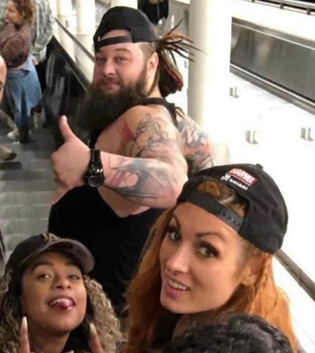 レベッカ・ノックスのインスタグラム：「Windham was a special cat. One of those people you always looked forward to talking to. He was funny, interesting, passionate, thoughtful and most importantly, he was kind. He had time for people. He looked out for people. He helped people. He cared. My heart goes out to his family that he loved so much and everyone who knew him. To know him was to love him. I’ll miss him a lot. Rest in Peace Hoot ❤️」