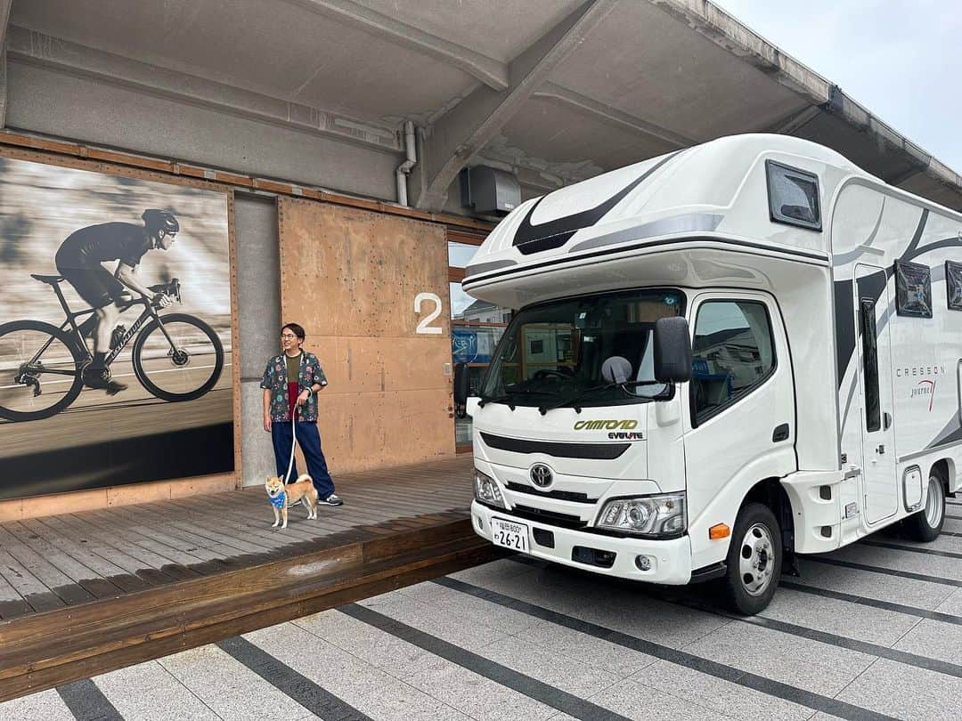 金子貴俊のインスタグラム：「🔹豆しばまめちゃんとキャンピングカーの旅in広島🔹  8/25（金）2000〜2100 BSJapanext「魅力発見！キャンピングカーでチルり旅」  先週に引き続き、まめちゃんと広島の旅をお送りします！  先週の尾道からいよいよしまなみ街道に入ります。  まめちゃんゆっくりお散歩したり 素敵な「チルタイム」を過ごせました！  大人気の「サイダー」や「レモン鍋」！！！。 僕はレモン鍋を初めていただきましたが、美味しさにビックリです。 一気にファンになりました🍋🍋🍋  最後の最後は「耕三寺」さんです。 まめちゃんも走り回って大興奮！！！  皆さまも、ゆっくり、まったり「チルり旅」をお楽しみください🐕  ※アプリでもご覧になれます。 ☆BSJapanextの視聴方法  https://www.bsjapanext.co.jp/howto/」