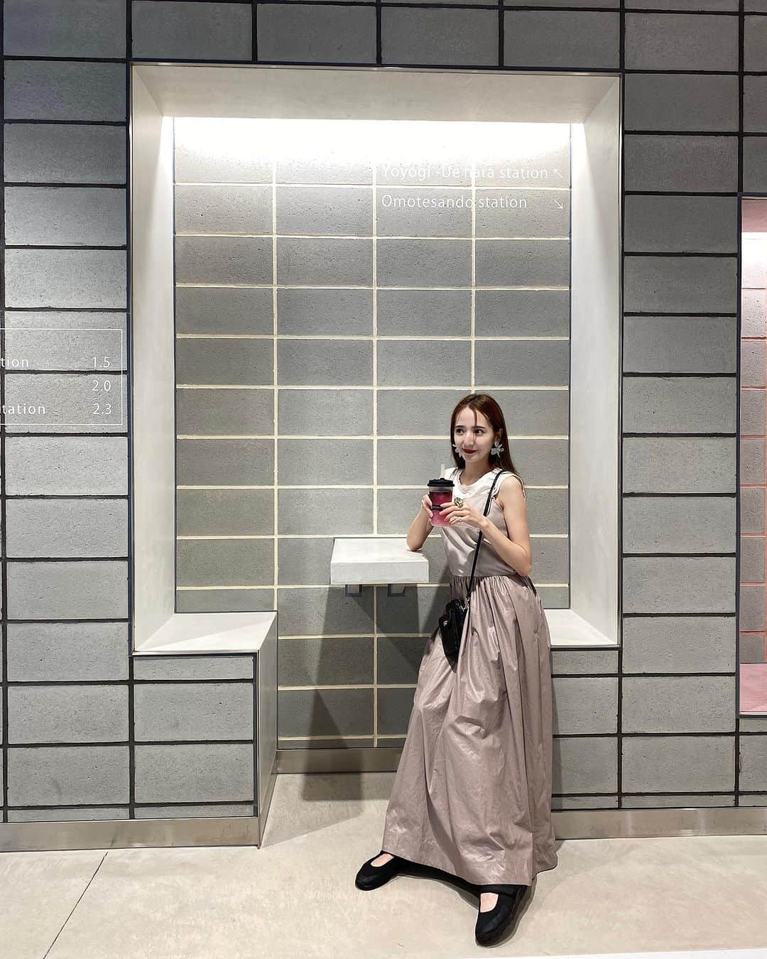 平木愛美のインスタグラム：「in shibuya tokyo . ⚪️  8/24に開通した"道玄坂通"へ。べびるるくんともに一足早く訪れてきましたっ。  まず、こんな"通り"があるなんてっ！渋谷のあの道とあの道が繋がっていたり、ビルのような道のような不思議な感覚。  サラダボウル専門店 @withgreen_official や日本初上陸のハンバーガー屋さん @lilwoodys 🍔、カフェは猿田彦珈琲や @giolitti.japan ジェラート屋さんなど たくさんのお店が、💕🪞🥤  そして上にはオフィスもホテルもある本当大きな綺麗な施設で、わくわく。💫  道玄坂通のキャラクター、ドードーくんの登場するこちらのネオンなスポットで🤳🦤  #渋谷 #道玄坂 #渋谷グルメ #pr #道玄坂通」