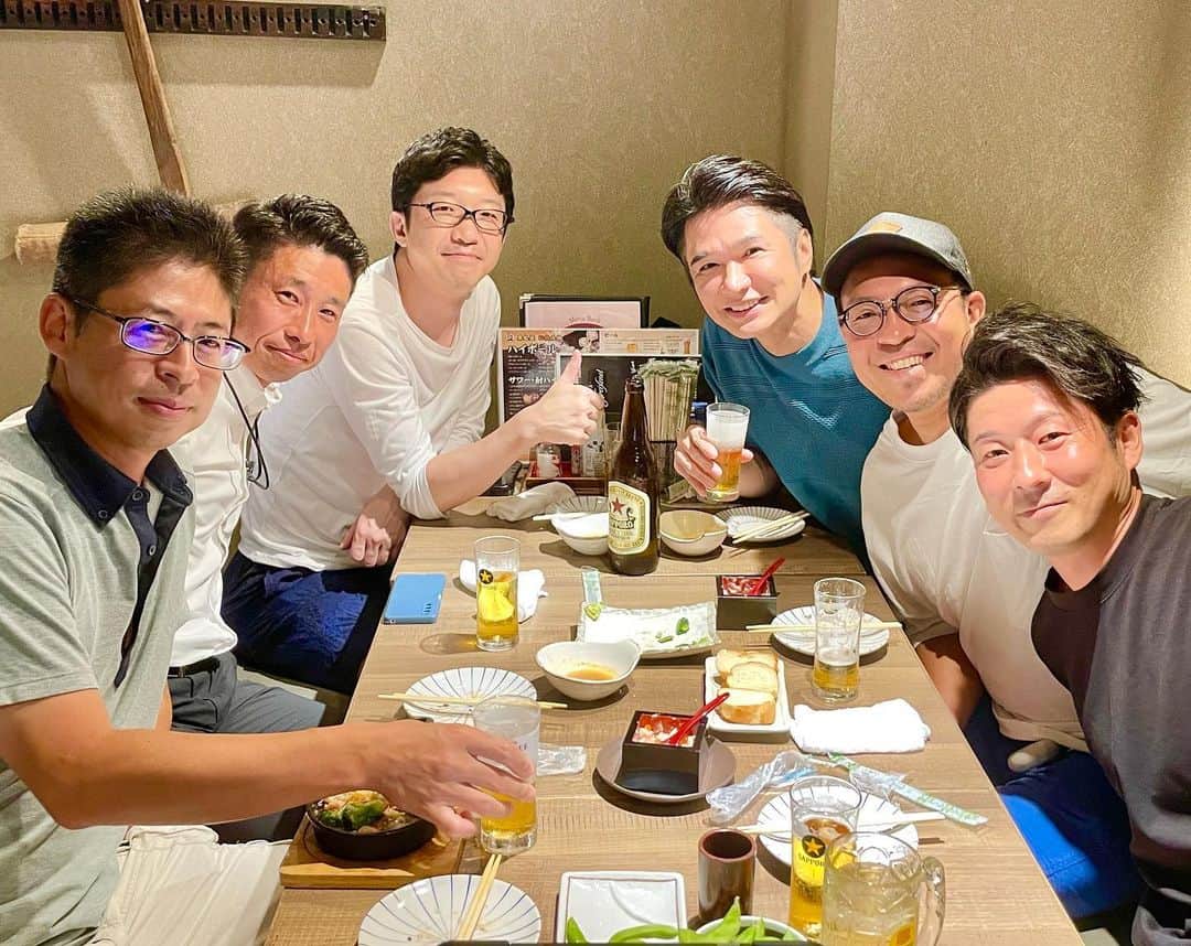 吉崎仁康のインスタグラム：「同志社大学テニス部の同期＆後輩と東京で集まりました。一応テニス界の現状や未来についても話したつもりですが、やはり何度も話し尽くした思い出話で結局一番盛り上がる(笑) 部活＆テニスを通じて一生の仲間たちと今でも元気に集まれることに感謝ですね♪  #同志社大学体育会テニス部  #2001年卒業  #アナウンサー #吉崎仁康 #関西学生テニス #痙攣 #宮崎合宿 #伊東家の食卓」