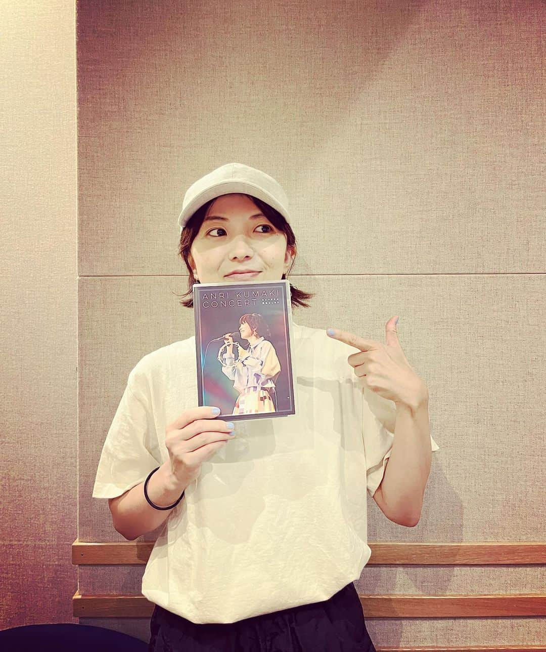 熊木杏里さんのインスタグラム写真 - (熊木杏里Instagram)「DVD「ひとつだけの風色のしおり」🩵 2023.8.30 release  まだまだ暑い日々の 涼風になりますように。 ミュージシャン皆さん かっこいいので、堪能して頂きたい🫧  是非観て聴いてくださいね。  🔜30日〜 https://store.wmg.jp/collections/kumakianri/products/3322」8月25日 14時27分 - anri.kumaki