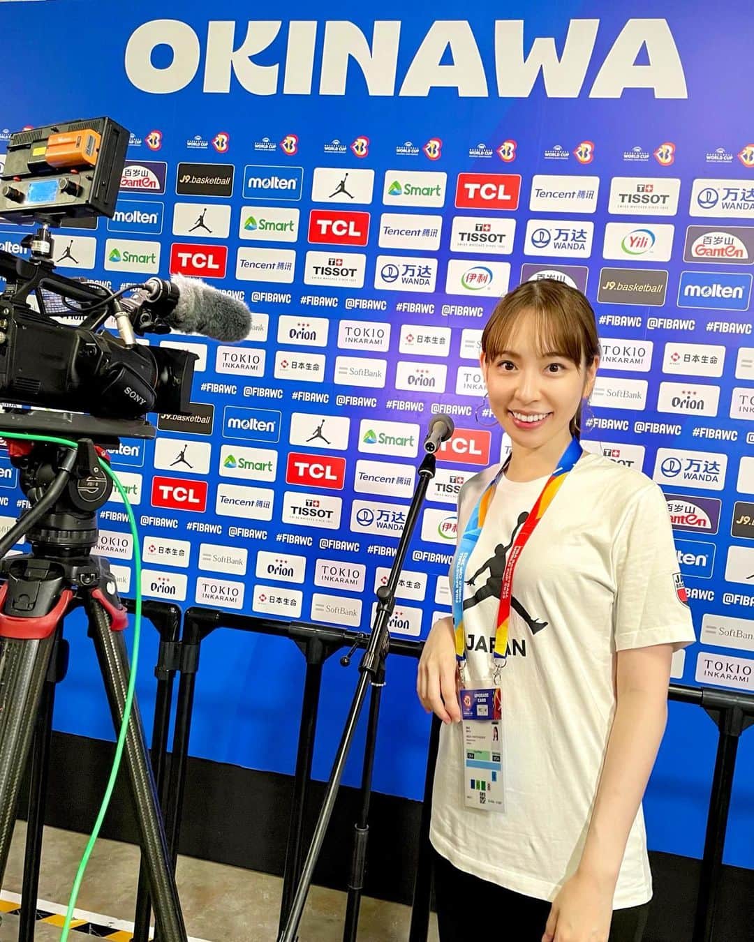 今井麻椰のインスタグラム：「FIBAバスケットボールワールドカップ2023🏀🌺いよいよ本日開幕🥹‼️  この夢の大舞台に携われることに感謝して、私も頑張ります☺️🎤  世界の壁は高くても、日本はどこにも負けないくらい最高のチームだ‼️  GO AKATSUKI JAPAN🇯🇵‼️  #AkatsukiJapan #日本一丸 #WinForAll  #WinForJapan #FIBAWC #バスケットLIVE」