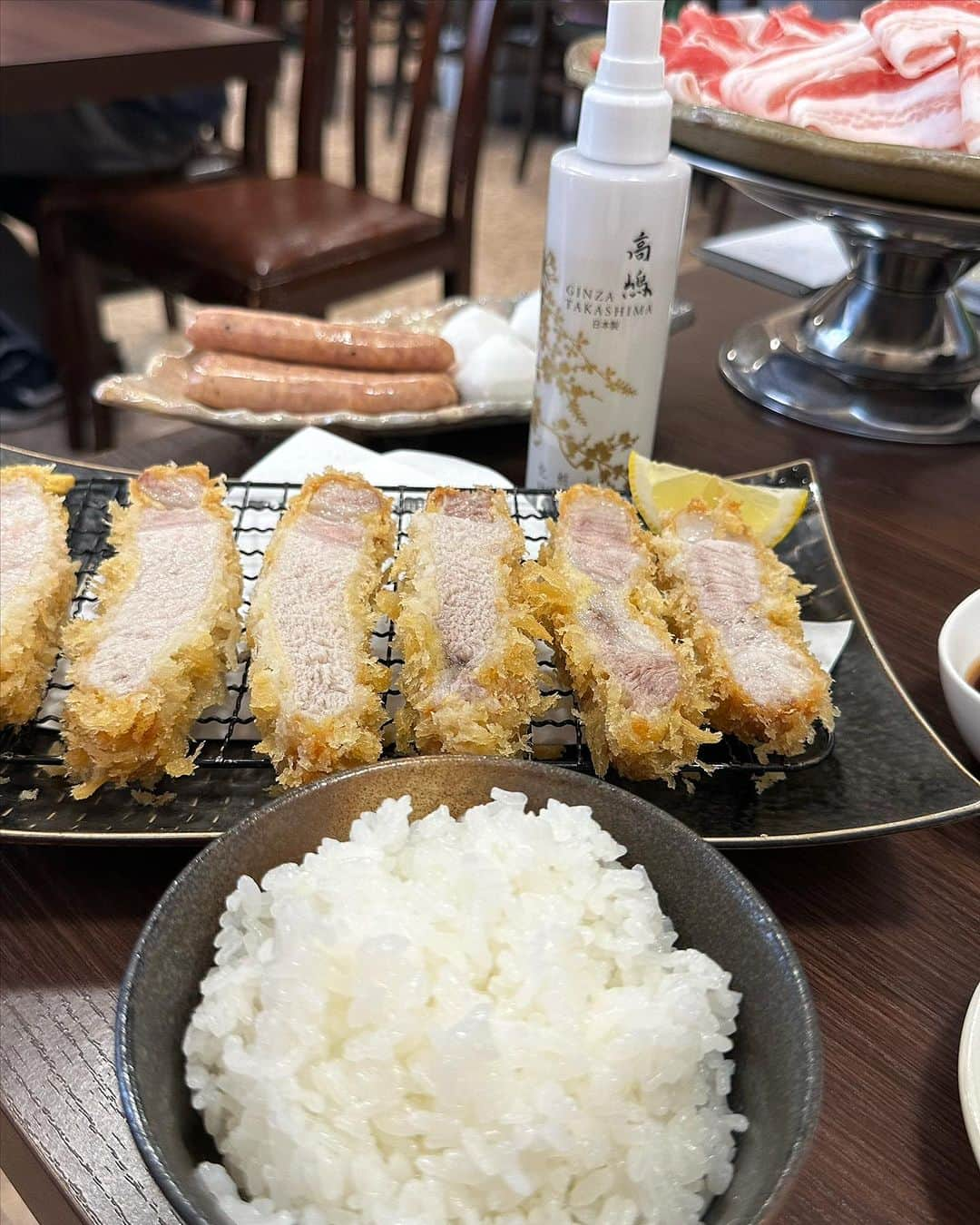 高嶋りえ子さんのインスタグラム写真 - (高嶋りえ子Instagram)「🐖共食いしちゃいました😍❤️ここの極上とんかつが大好き❤️黒豚の館🐖🐖🐖とんかつ❤️🥤しゃぶしゃぶ✨とんかつ❤️ 愛犬と鹿児島へ✈️スタッフと2週間のヨーロッパ周遊の続き❤️ 🇫🇷🇨🇭🇮🇹This trip will be for 2 weeks ✈️Paris→Swiss→Italy Capri→Amalfi→Naples→Paris→Capri→Paris now🍋 In Switzerland, I saw the Matterhorn, and in Capri, Italy, I saw the beautiful Blue Grotto and Green Grotto, and ate delicious pasta and lemon sorbet. I enjoy shopping in Paris. スイス🇨🇭イタリアはナポリ、カプリ島、アマルフィを巡ってパリへさらに再びカプリ島からパリへ最後にブルガリア→パリでお買い物 ✏️知らない非公開アカウントは全てブロックしています。  🌺 🌺✈️shopping &travel to Paris&London &JAPAN🌸kyoto→Tokyo→Paris→London→SAGA✈️⛩🥰🌸🏝☀️高嶋パリ支局開設🎉✨パリ・ベルギー・モナコ・オーストリアでお買い物 Thank you for watching. I will introduce my favorite Japanese food and the beautiful scenery of Japan, the kimono. Thank you for following me.  🎉✨【blog】アメブロhttps://ameblo.jp/ginzatakashima1/ 🎉✨【contact】問い合わせcosme@💠#着物女子  💠#きもの ginzatakashima.co.jp 🎉✨【shop】高嶋化粧品https://ginzamama.shop-pro.jp/ 🎉✨【Twitter】ツイッターhttps://twitter.com/ginzatakashima?ref_src=twsrc%5Egoogle%7Ctwcamp%5Eserp%7Ctwgr%5Eauthor 🎉✨【YouTube】ユーチューブhttps://youtube.com/channel/UCz2I6_nWCHcr7YlkkFyJWwg  会員様以外のご質問には何一つお答えする気がございません 悪質な名誉毀損・営業妨害・肖像権侵害は全て弁護士にお任せしています。  💠#霧島ホテル 💠#城山ホテル鹿児島  💠#バーキンセリエ  💠#ピコタンロック  💠#バーキンカーゴ25  💠#travelphotography  💠#ツヤ肌メイク  💠#鹿児島スイーツ  💠#黒豚の館  💠#HERMES 💠#japantravel  💠#japantrip  💠#TheReverieSaigon 💠#銀座のママ  💠#銀座ママ  💠#着物ヘア  💠#仙巌園  💠#isoladicapri❤️  💠#japanesefood  💠#japantravel  💠#japan_of_insta  💠#銀座ホステス  ✨✨✨✨✨✨ ✨✨✨✨✨ 商標侵害を発見された方は、下記のメールにてご連絡下さい👩‍🏫  ⚠️DM・コメント・勧誘・営業電話お断り ⚠️電話はお断りします。会話内容は全て自動録音 ⚠️現在、ホステスの募集はしておりません ⚠️銀座高嶋は同業者ご来店お断り ✨高嶋化粧品は私が開発した銀座りえ子ママEXホワイトモイスチュアー成分入り#louisvuitton  #美肌　#ootanisyouhei 詳しくはブロ🐶❤️👩‍🏫 #パワースポット巡り #大谷翔平 #birkin ✨👩‍🏫 銀座りえ子ママの美肌の秘密は高嶋化粧品✨#美しいキモノ  ワードプレスブログ https://ginzatakashima.net/ ・ ・ Management of cosmetics company and hostess bar 元失恋OLが3年で銀座のオーナーママ ✨Bar&Club高嶋🥂銀座4店都内10店舗経営 ✨詳しくはブログ『銀座ママ』でgoogle検索 📝アメブロhttps://ameblo.jp/ginzatakashima1 ・ ・ ✨銀座りえ子ママの美肌&ダイエットの秘密詳しくは ✨銀座のママが作った高嶋化粧品 🎀https://ginzamama.shop-pro.jp/ ・ ・ ⭐️取材・講演会・高嶋化粧品購入者はご入金後⭐️ 🎀cosme@ginzatakashima.co.jp 銀座クラブ&バー高嶋は完全会員制  一見さんお断り」8月25日 14時40分 - ginzatakashima