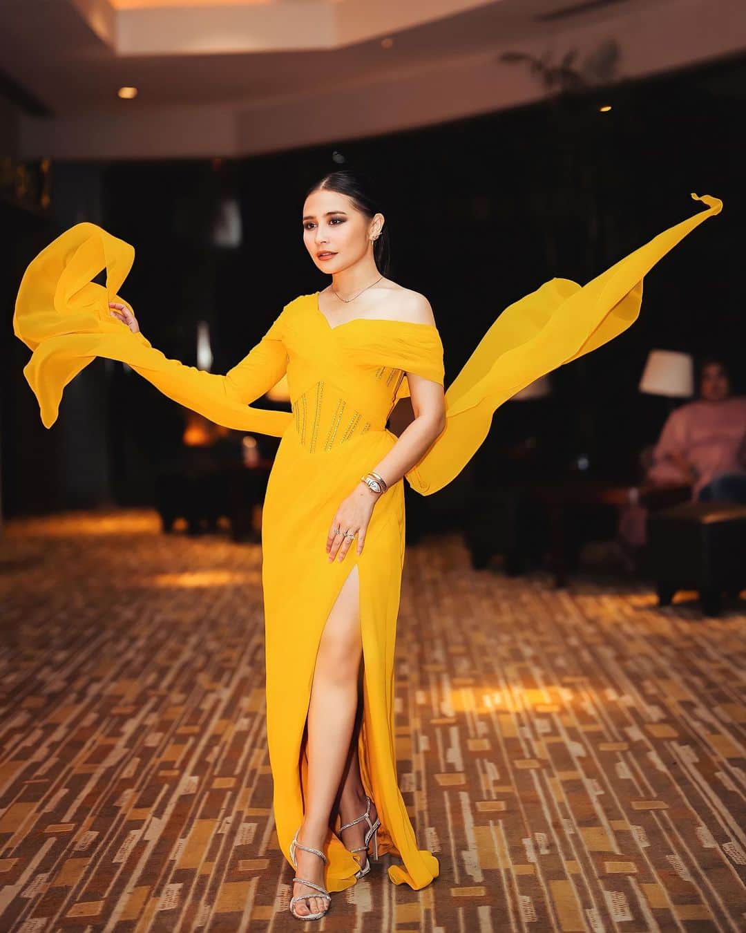 Prilly Latuconsinaのインスタグラム：「Puspa Indah Taman Hati Gala Premiere! @puspaindahfilm   Kuning adalah warna Marlina 💛  Perempuan yang menyinari hari-hari Galih dan menutup luka masa lalunya. Gak sabar untuk kalian berkenalan dengan Marlina tanggal 31 Agustus ini di Bioskop! 💛  Dress by @jacob_will Accessories by @tuloladesigns Styled by @andrepanaga @kame_rini Makeup by @bubahalfian  Hair by @rudyardiansyah  Lensed by @armanfebryan」
