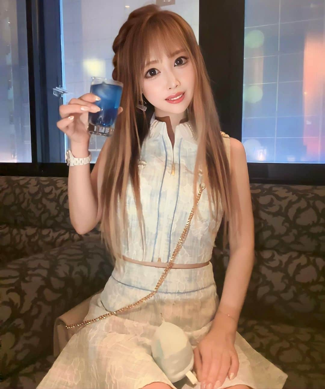 北山美奈のインスタグラム：「たまたまとかげ🦕入り込んでて 癒された💙🩵ドレスと一体化してた💓 そうです私は、すみっコぐらし検定中級保持者（上級落ちました）です笑  #バルセロナグループ #ラウンジ凛 #札幌 #すすきの #ススキノ #キャバクラ #キャバ嬢 #キャバクラ嬢 #ニュークラブ #ニュークラ #ニュークラ嬢 #キャバ #ラウンジ #ラウンジ嬢 #ホステス #すすきのキャバクラ #すすきのキャバ嬢 #すすきのグルメ#美脚#美乳#おっぱいフェチ #札幌旅行 #中洲#歌舞伎町#美人 #美女 #可愛い #可愛い女の子 #すみっコぐらし #すみっコぐらしとかげ」