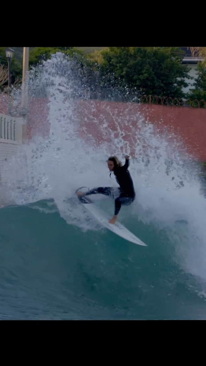 ブリアナ・コープのインスタグラム：「Entering an arena of endless fun!!🫶😵‍💫🤪testing boards, practicing airs & turns. It’s a whole new world🙃🎟️  @brunozanin_   #surf #waves #fun #travel #surfing」