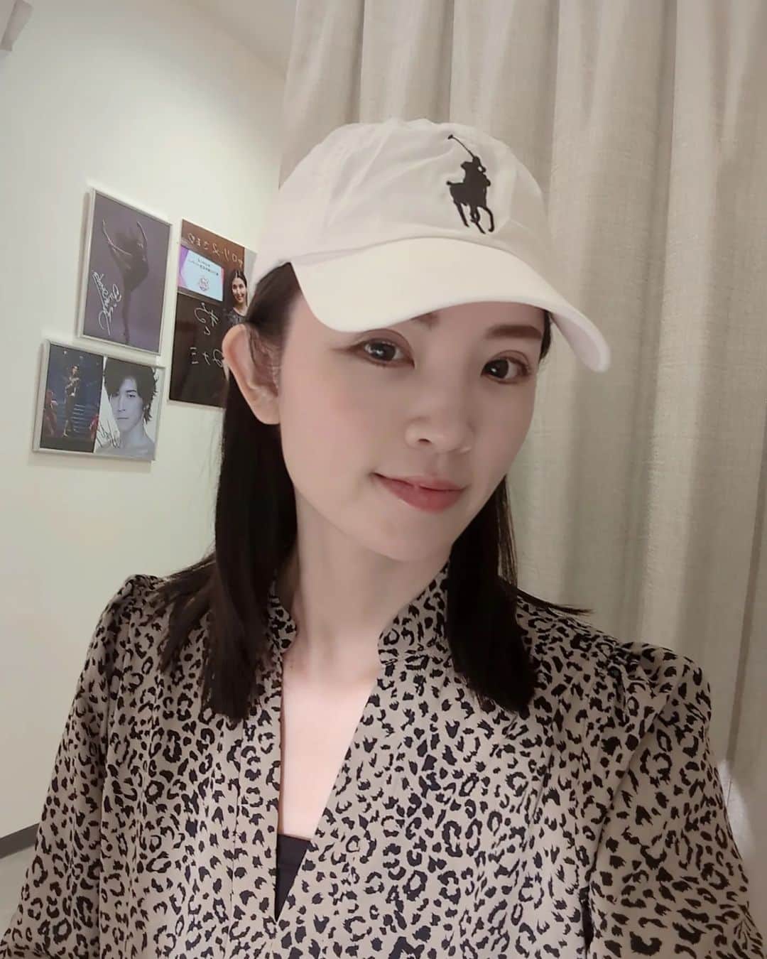 のインスタグラム：「新宿駅から歩いてすぐ🚶‍♀️ @caroline_beauty1977 𝕔𝕒𝕣𝕠𝕝𝕚𝕟𝕖 キャロリーヌ  .* トリプルリンパコースを受けてきた♡   上半身を重点的に⁡ ⁡流して貰うコースなの👌🏻´-⁡ ⁡ 首肩肩甲骨はもちろん脇をほぐすことで 老廃物がしっかり流れるから⁡ ⁡気になる二の腕背中まわりがすっきりすの♡ ブライダルエステでも⁡ ⁡特に人気みたい❣️ ⁡ 脇はなかなかやらない部位だけど 痛気持ちよくて⁡ ⁡顔を触ってないはずなのに 施術後すっきりしてて驚いたよ😳✨  キャロリーヌさんは創業46周年🎉 男性もokなエステティックサロン。 (専用ルームあり) 新宿以外にも 銀座、池袋、立川、横浜、大宮店も⁡ ⁡あるみたい🎶  他にもマシンを使ったコースも⁡ ⁡あったから気になる♡🐰 ⁡ ⁡ 詳しくは是非チェックしてみてね @caroline_beauty1977  PR  #キャロリーヌ #caroline ⁡ ⁡#新宿エステサロン  #新宿マッサージ #新宿美容サロン ⁡ ⁡#新宿エステ #フェイシャルエステ ⁡ ⁡#リンパマッサージ #トリプルリンパ  #老舗エステサロン」