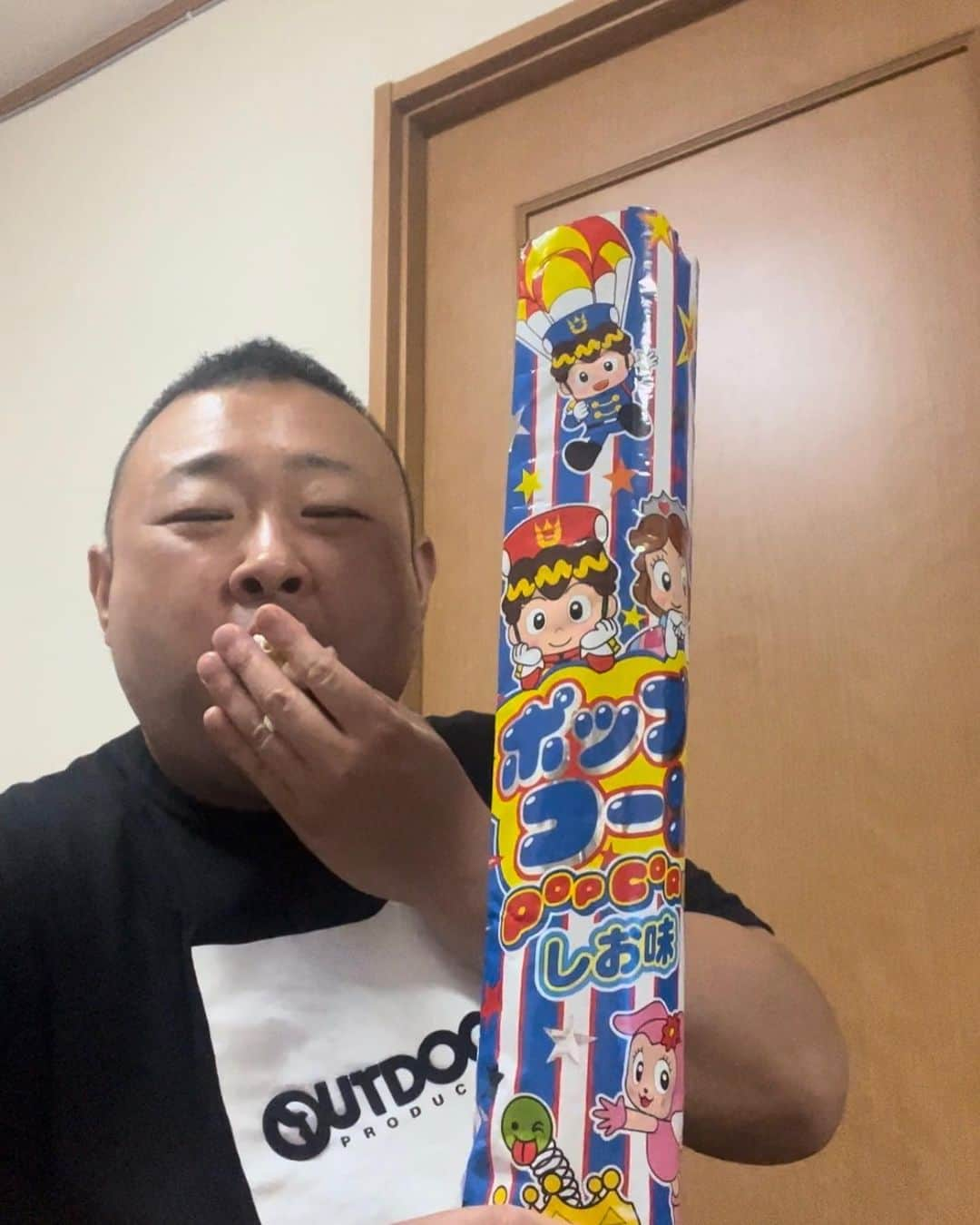 脇知弘のインスタグラム：「娘ちゃんがくれた長〜い ポップコーン🍿  なんか楽しい気持ちになるのはなんでだろ〜🥰  #脇知弘#娘ちゃん#ポップコーン#長い#楽しい気持ち」