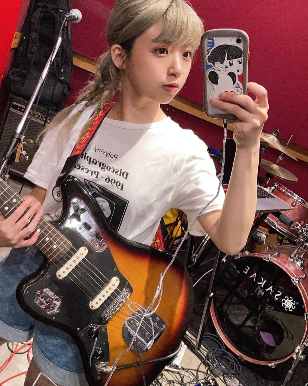 甘楽のインスタグラム：「todays rehearsal was peaceful😏✌️ I beat my estrogen🤛  #fenderjaguar  #polyvinylrecords #bandrehearsal」