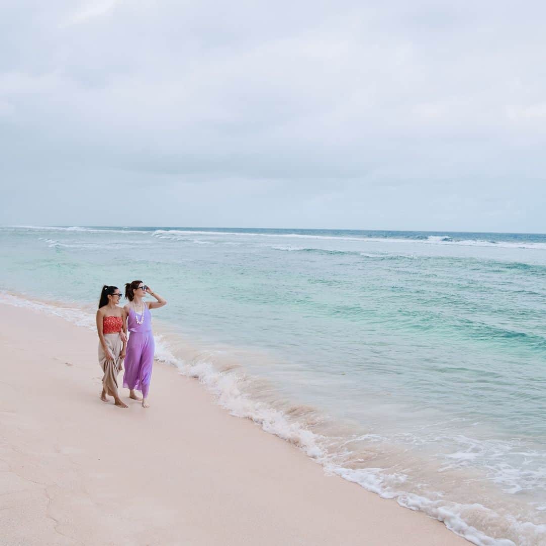 グアム政府観光局さんのインスタグラム写真 - (グアム政府観光局Instagram)「グアムには知る人ぞ知る穴場のビーチや、プライベートビーチがあります。  人の出入りが少ないため、砂浜も海も綺麗な状態が保たれ、より自然のままのグアムの美しさを感じることができます。  静かで落ち着いたプライベートビーチで、美しい自然を満喫してみませんか？  #hereweguam #Guam #グアム #insta #weekend #instagood #instaphoto #旅行 #海外旅行 #instagram #プライベートビーチ #PrivateBeach #ビーチ #海」8月25日 14時48分 - visitguam_jp