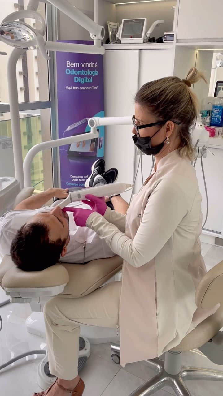 レオナルド・ジ・デウスのインスタグラム：「Hoje foi dia de acompanhar toda evolução do meu @invisalignbrasil na @clinicacrisci com minha Dra dentista @paulacrisci … toda atenção, cuidado e perfeição para deixar o meu sorriso PERFEITO!!! Muito obrigado, o difícil agora vai ser parar de sorrir!!! 😁🦷 #invisalign #invisalingdoctor #invisalignbrasil」