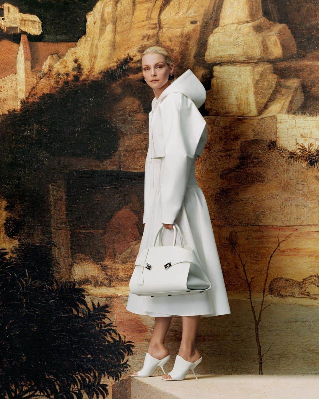 サルヴァトーレ・フェラガモのインスタグラム：「As we craft our path towards the future, we preserve our extraordinary legacy and tradition, paying homage to our birthplace through some of the greatest Florentine masterpieces of the Renaissance Era.  #FerragamoFW23 Jessica is pictured on Giovanni Bellini’s oil on canvas, 1490-1500 ca. By permission of the Ministry of Culture – Gallerie degli Uffizi. Discover more at the link in bio Campaign Concept and Creative Direction @ferdinandoverderi Lensed by @tylersphotos」