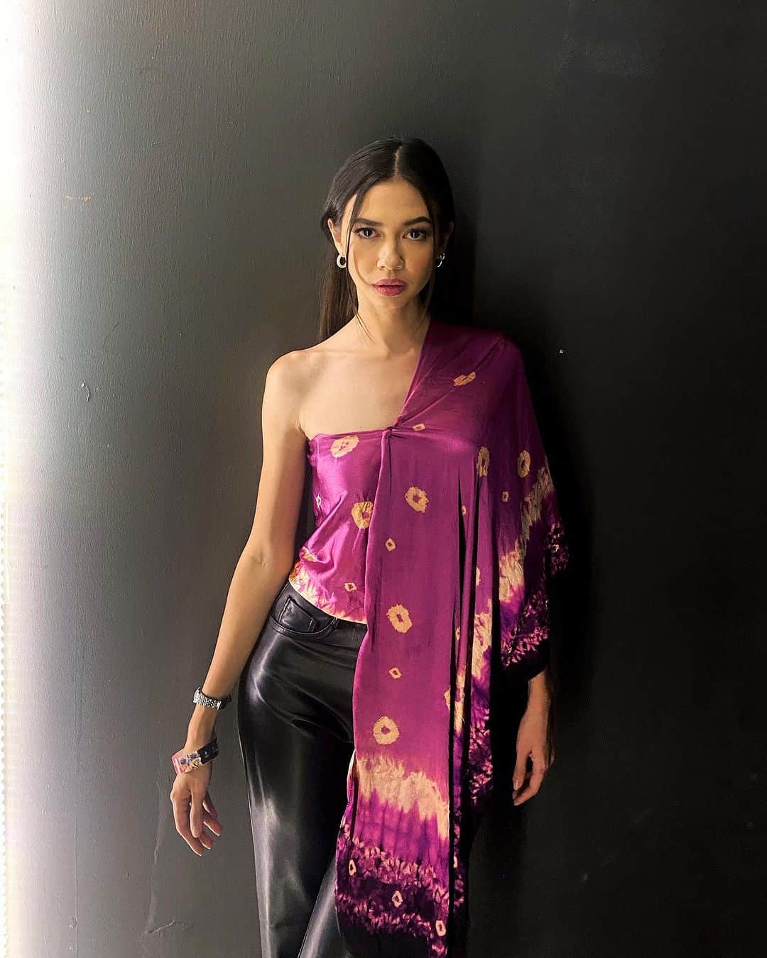 ユキ・カトウのインスタグラム：「Mix and match at its best. Sebisa dan semampu kita terus menggunakan kain-kain khas dari indonesia.  Kain satin motif jumputan ada teknik tie dye dipadukan leather pants? Kenapa engga?? Have some fun! Berkain tdk selalu mesti kaku menurut aku…  Selamat bersenang-senang dengan style kalian masing-masing sobat online aku! Have a great weekend ahead!   #diaryukikato」