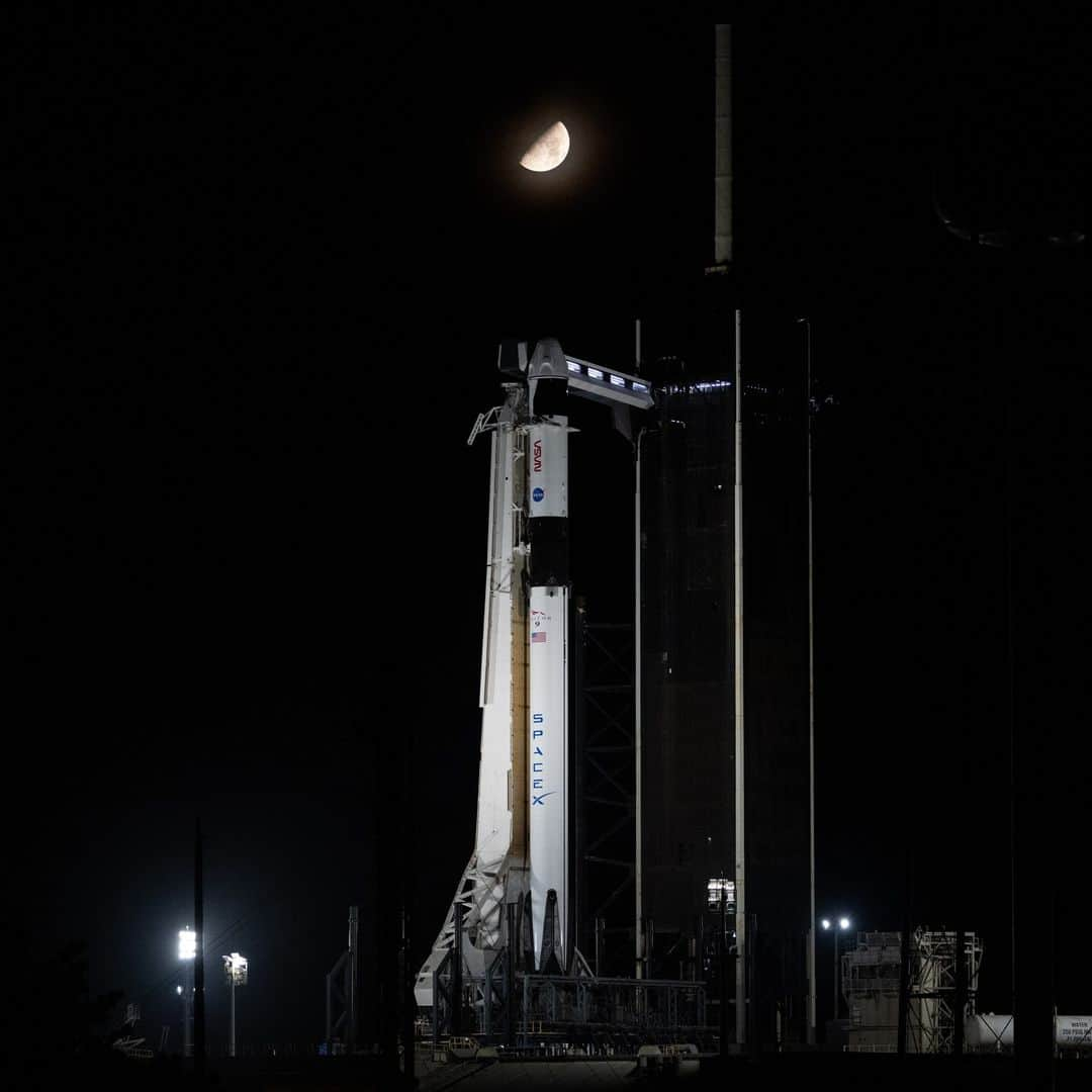 国際宇宙ステーションさんのインスタグラム写真 - (国際宇宙ステーションInstagram)「The Moon is pictured above the SpaceX Falcon 9 rocket with the Dragon Endurance spacecraft on top at NASA's Kennedy Space Center in Florida. Endurance, with four SpaceX Crew-7 crew members aboard, is now scheduled to lift off at 3:27 a.m. EDT on Saturday. The Commercial Crew quartet aboard Dragon will automatically dock to the International Space Station at 8:39 a.m. on Sunday. Credit: NASA/Joel Kowsky  #nasa #spacex #dragon #endurance #crew7 #falcon9 #international #space #station #kennedy #moon」8月26日 1時40分 - iss