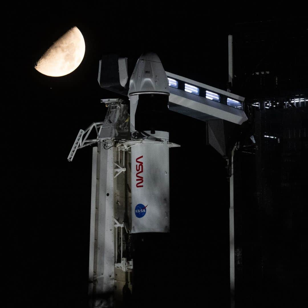 国際宇宙ステーションさんのインスタグラム写真 - (国際宇宙ステーションInstagram)「The Moon is pictured above the SpaceX Falcon 9 rocket with the Dragon Endurance spacecraft on top at NASA's Kennedy Space Center in Florida. Endurance, with four SpaceX Crew-7 crew members aboard, is now scheduled to lift off at 3:27 a.m. EDT on Saturday. The Commercial Crew quartet aboard Dragon will automatically dock to the International Space Station at 8:39 a.m. on Sunday. Credit: NASA/Joel Kowsky  #nasa #spacex #dragon #endurance #crew7 #falcon9 #international #space #station #kennedy #moon」8月26日 1時40分 - iss