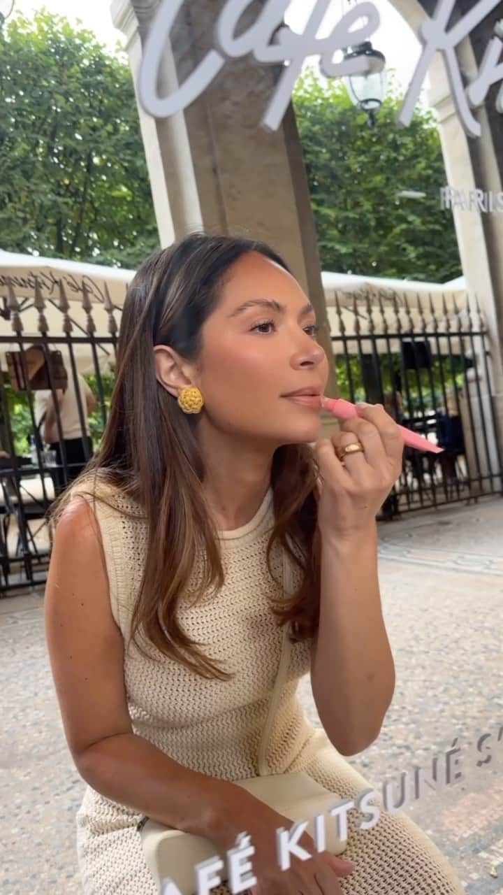 Marianna Hewittのインスタグラム：「spend a Summer Friday with me in Paris 🥐  breakfast at @plaza_athenee  coffee at @cafekitsune lunch at @loulourestaurants dinner at l’avenue  areas to explore Palais Royal  jardin des Tuileries  louvre & musee Picasso」