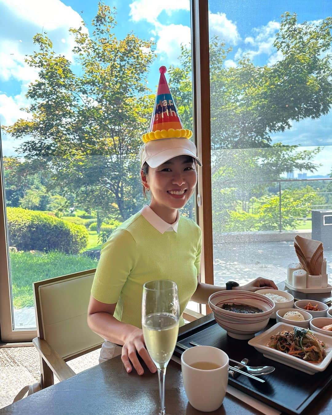 ノ・スサンナのインスタグラム：「해피해피버쓰데이라운딩🤍💚 감사해용축하해주신모든분들😆 오늘함께해준멤버들알라뷰🫶 (비누방울 코로 뿜어낼만큼 신남) @eunah_willbeloved @pinggooooooo @sangeun_s」