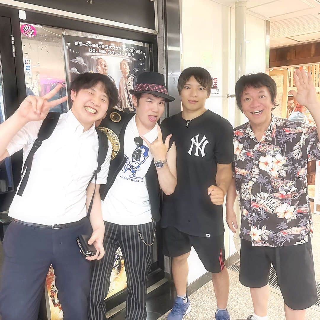 河崎実さんのインスタグラム写真 - (河崎実Instagram)「プロレスラーの飯塚優選手がルナベースに来てくれました。応援してます！」8月26日 0時12分 - kawasakiminoru