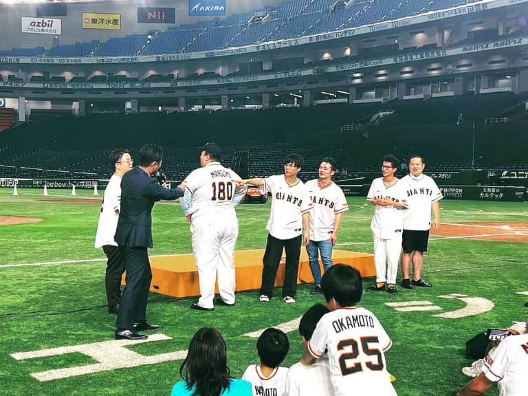 高橋大輔のインスタグラム：「今夜から東京ドームは  首位タイガースとの3連戦がスタート⚾️  初戦は‥‥切り替えて明日ですね！  試合後はフライデーナイトフィーバー 企画として  #モグライダー #ママタルト #ケビンス の3組の皆さんによる漫才ライブ😁  最後まで多くの方にご覧いただきました！ありがとうございました😊  チョキピース✌️は覚えました！（笑）  そして  まさかの「マーゴメ」の派生系  "ビーゴメ"  という新たなフレーズが誕生😆  人を笑顔にする芸人さん達はやっぱり凄い！  明日はサタデーナイトゲームの18時 プレイボール⚾️  東京ドームでお待ちしております🎤  #読売ジャイアンツ #ジャイアンツ #東京ドーム #フライデーナイトフィーバー #fridayNightfever #マーゴメ #ビーゴメ #チョキピース #スタジアムmc #髙橋大輔 #高橋大輔」