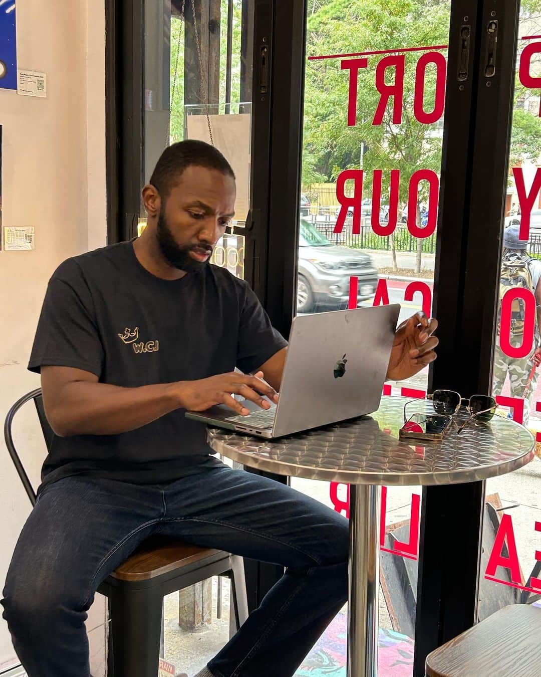 ジェイミー・ヘクターのインスタグラム：「Stopped by @n7f_brooklyn for an espresso boost and was showed so much love!  This black-owned family-owned Cafe brings good vibes and dope energy! The food is made fresh and tastes amazing! If you're in Brooklyn stop by! 👕CREATE. WRITE. INSPIRE. was created by @denimroberson」
