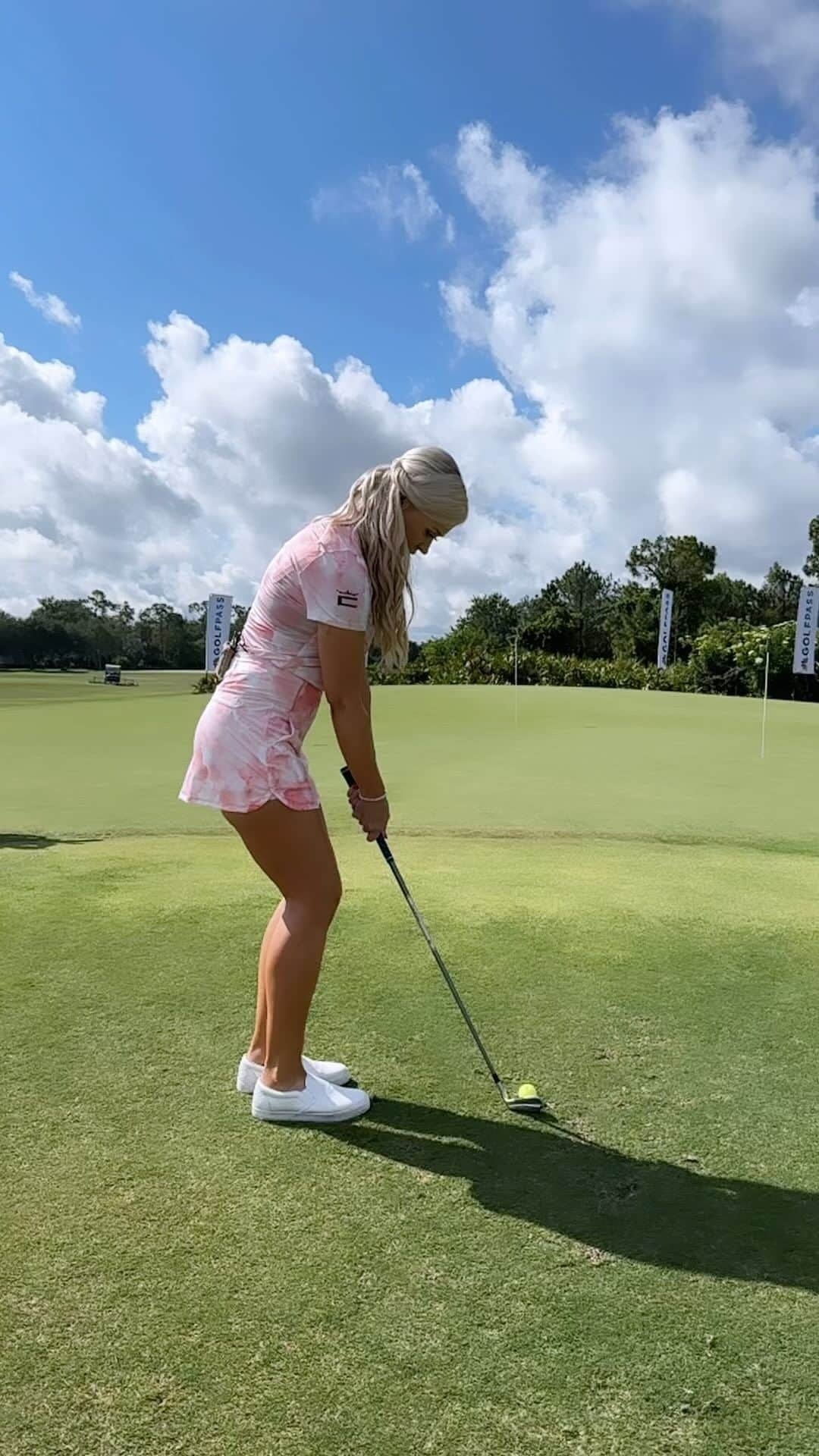 ブレア・オニールのインスタグラム：「⛳️🎯 wishing you all gimme putts this weekend 😉」