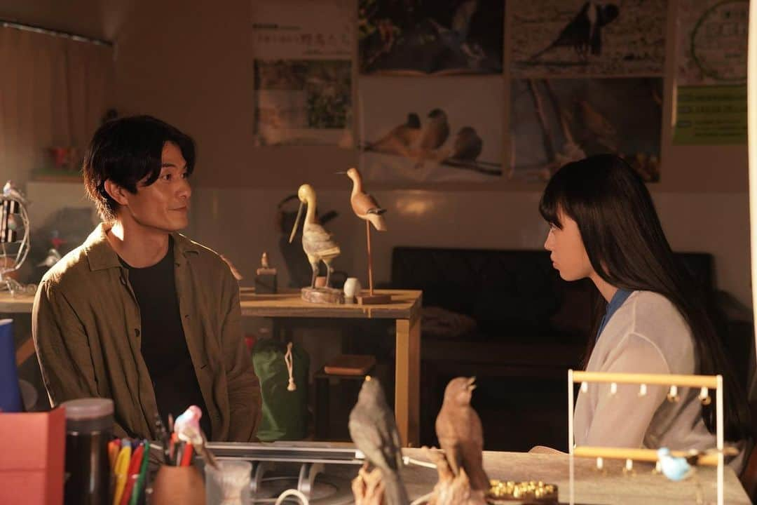 庄野崎謙さんのインスタグラム写真 - (庄野崎謙Instagram)「『科捜研の女』第2話  ご覧いただきありがとうございました。🙏✨ いかがだったでしょうか。📺  今回、野鳥愛好家という馴染みのない役でしたが、役作りの作業はとても楽しく、野鳥に詳しくなり好きになり、街で見かけると立ち止まりその鳴き声に耳を傾ける、幸せの時間。  雅臣がどうして家を出たのか、決して継ぐのが嫌で逃げ出したのではなく、自らの意思で野鳥写真家になる道を選択したのだと、自らが野鳥を知り愛おしく思えたことでその意思が確固たるものになりました。 それくらい魅力的な野鳥たち🦅  私たちの側で共存している素敵な生き物。カラスが怖いな苦手だなと思っていた頃もありましたが、彼らもそこで生きていると思うと穏やかな気持ちで彼らと向き合うことができるようになりました。☺️  次にキャンプに行った時には鳥のさえずりを聞きながら、この作品と雅臣にまた耽りたいと思います。☕️🏕🦉🐓  皆さまも身近な野鳥の鳴き声に是非耳を傾けてみてください。✨  でもあれですね、今は蝉の声でそれどころじゃないですね😅  15年という月日を経て母親との再会には虚をつかれましたね。年齢は重ねても関係は当時のままで止まっていた、そんな感じがしました。親と子、子を思うがあまりに押し付け過ぎてしまった愛、それに応えず自らの意思で突き進む両者のズレ。あの頃は互いの気持ちを尊重し歩み寄れなかった。子を持つ親としても考えさせられる内容でした。🧐💭  俳優としても親としても成長できた今作品が僕は大好きです！  ご視聴、ご精読ありがとうございました！✌︎😌  #科捜研の女 #テレビ朝日 #東映京都撮影所 #ドラマ  #野鳥愛好家 #野鳥写真家 #足環 #宝居雅臣 #俳優 #庄野﨑謙」8月26日 0時19分 - shonozaki_ken