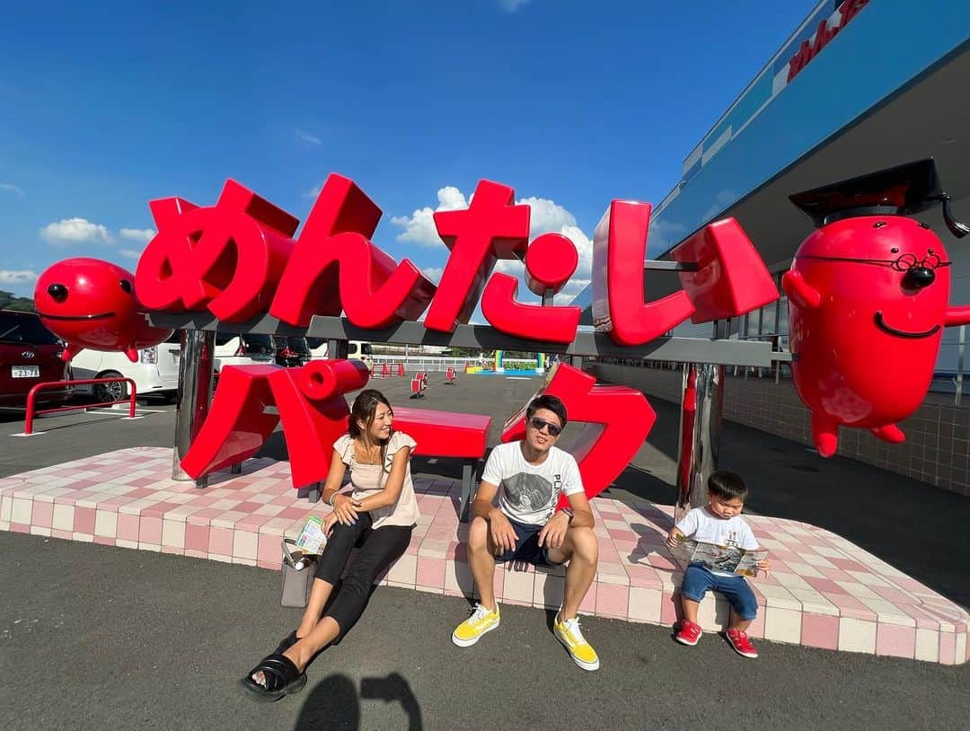 宮川杏奈のインスタグラム：「めんたいパーク 新聞読んでるお父さんみたいな坊。笑 . 腹ごしらえ神だった！ たらこ好きにはたまらない場所！ ほっぺた落ちまくった！ . キッズパークもあって楽しかった！」