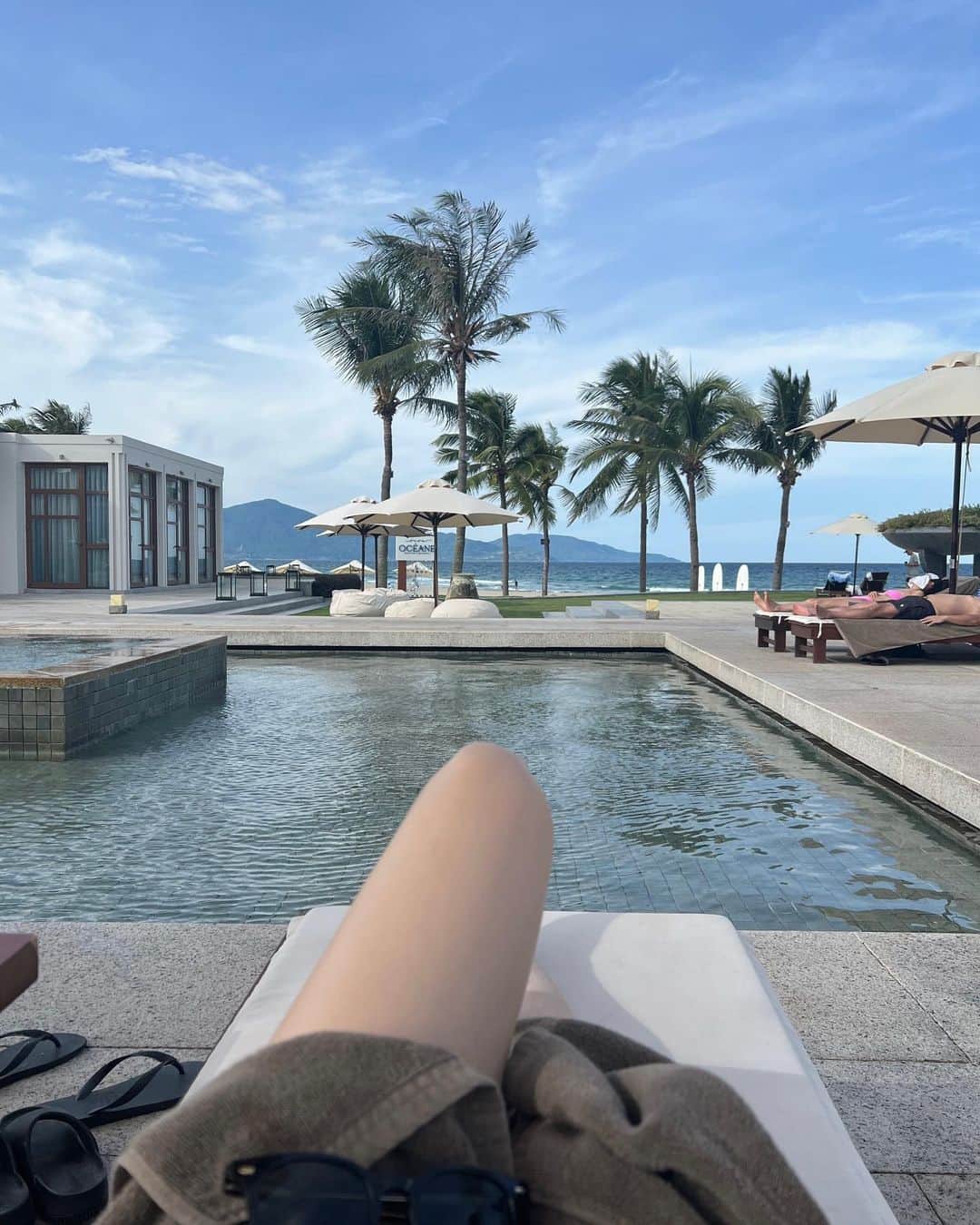 武村沙愛のインスタグラム：「. プールからビーチに直接行けるのが最高すぎた🌴 プールもいくつかあるし浅めだしで ファミリーの方も安心して楽しめる感じのホテルでした👶 . . #danang  #hyattregency #vacation #ダナン #ダナン旅行 #ダナン観光 #ハイアットリージェンシーダナン」
