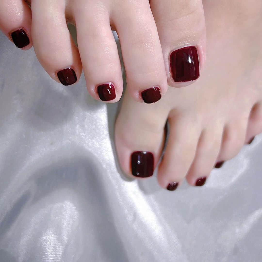 なかやまちえこのインスタグラム：「Bordeaux.⠀ ⠀ @licaxxx1 さん⠀ @aby_sharenail #nail #nails #nailart #ネイル #美甲 #ネイルアート  #japanesenailart #manucure #japanesenails #manicurist #gelnails #أظافر #네일아트 #미용  #เพ้นท์เล็บ #artedeuñas #เพ้นท์เล็บเจล #ジェルネイルデザイン #ネイルデザイン #nagelkunst #ワンカラーネイル」