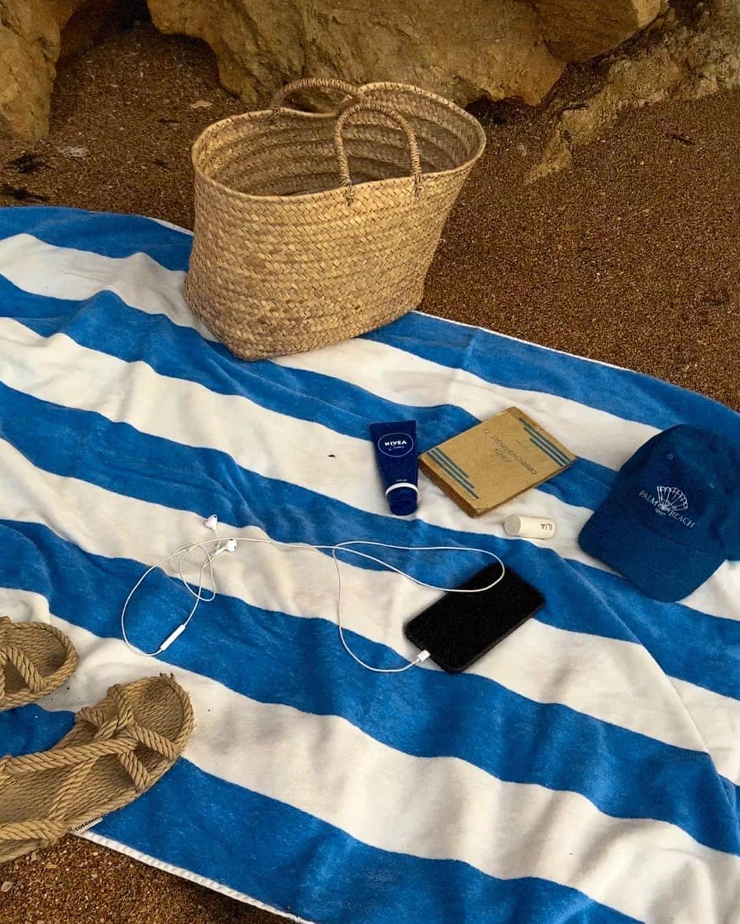ジュリー・サリニャーナさんのインスタグラム写真 - (ジュリー・サリニャーナInstagram)「Beach day / Dia de Praia 🐚🌊 #lagosportugal」8月26日 0時28分 - sincerelyjules