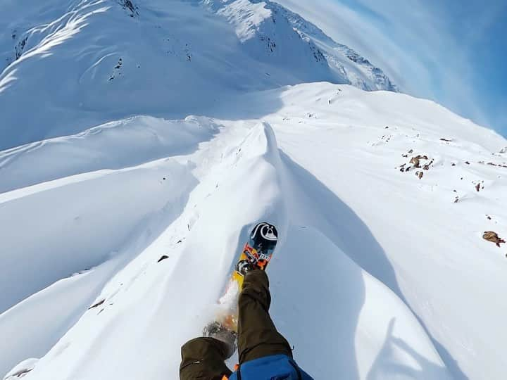 goproのインスタグラム：「Itching for powder yet? ❄️ Get your winter fix though the lenses of #GoProAthlete @travisrice’s #GoProMAX in Alaska.  #GoPro #GoProSnow #HyperSmooth #Alsaka #Snowboarding #POV #Powder」