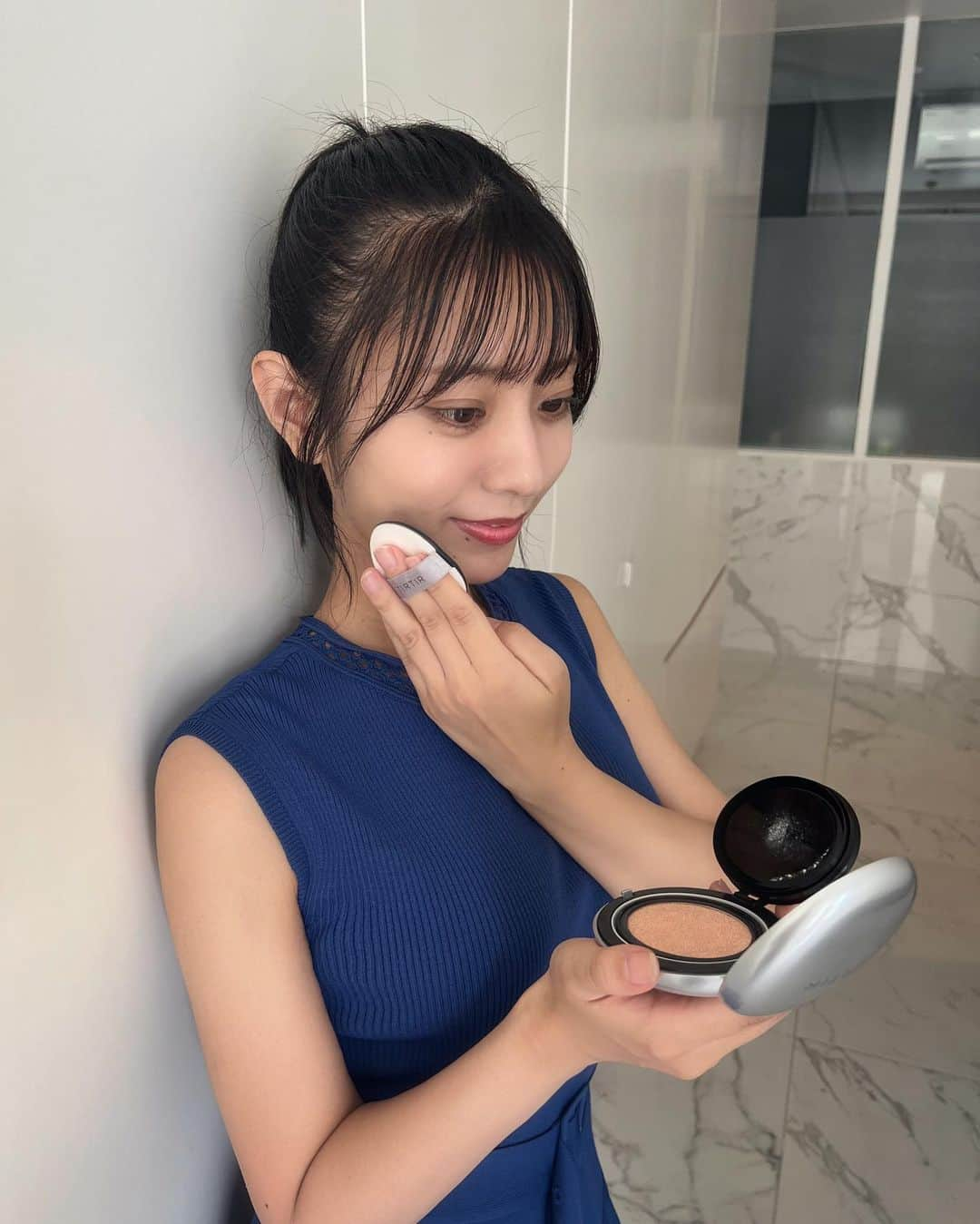 白戸ゆめののインスタグラム：「💄  TIRTIRのAURAクッションとフィクサー✨ 暑いこの夏の味方です🩷  薄付きでもカバー力あって崩れにくい！ しかも肌の中から密着するような感覚🥺 内側から輝くようなツヤ肌をゲットできます🎶 いろんなシリーズあるけど、 これが1番みずみずしい感じ✨  フィクサーはベタつかずサラッとした付け心地！ ミストも細かいの AURAクッションと合わせて使うと よりツヤ感も上がって密着します👏  皆さんもぜひ使ってみてください🥰 この夏、もっと可愛くなれます！笑  #tirtir #tirtirクッションファンデ  #ティルティル #マスクフィットシリーズ #ツヤ #ツヤ肌 #最強ベース #pr @tirtir_jp_official」