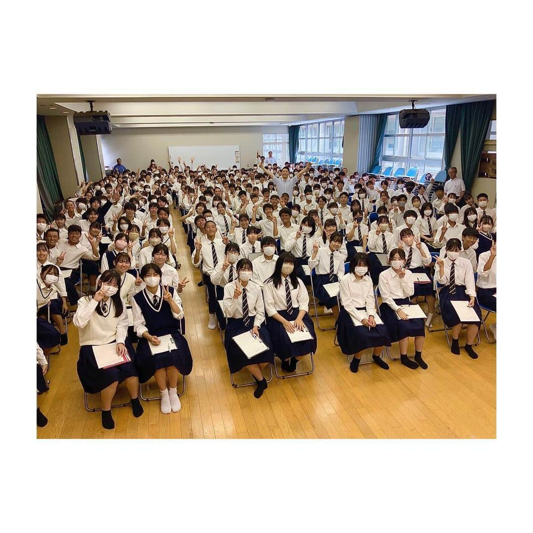 江本一真のインスタグラム：「【母校 広島観音高校で講演会】 雑草魂を注入、ヤル気スイッチをON。 これまで色んな学校で講演をさせていただきました。 トーク後、恒例の"質問タイム"があります。 今日は江本一真講演会史上、最多の質問数。 思春期真っ只中、高1の手があちこちで挙がる挙がる。止まらない質問。 "どうしようは行動しよう"  早速実践してくれた後輩達を誇りに思う^ ^  #講演会 #広島観音高校 #江本一真」