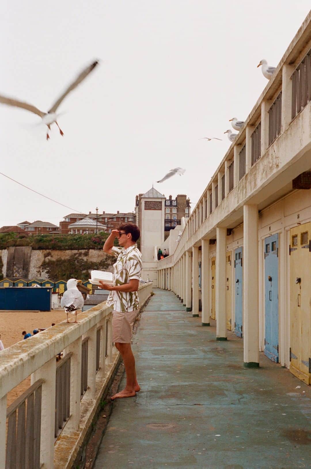 Ted Bakerのインスタグラム：「Dreaming of a British summer on the beach...  #TedBaker #ItsAShoreThing」