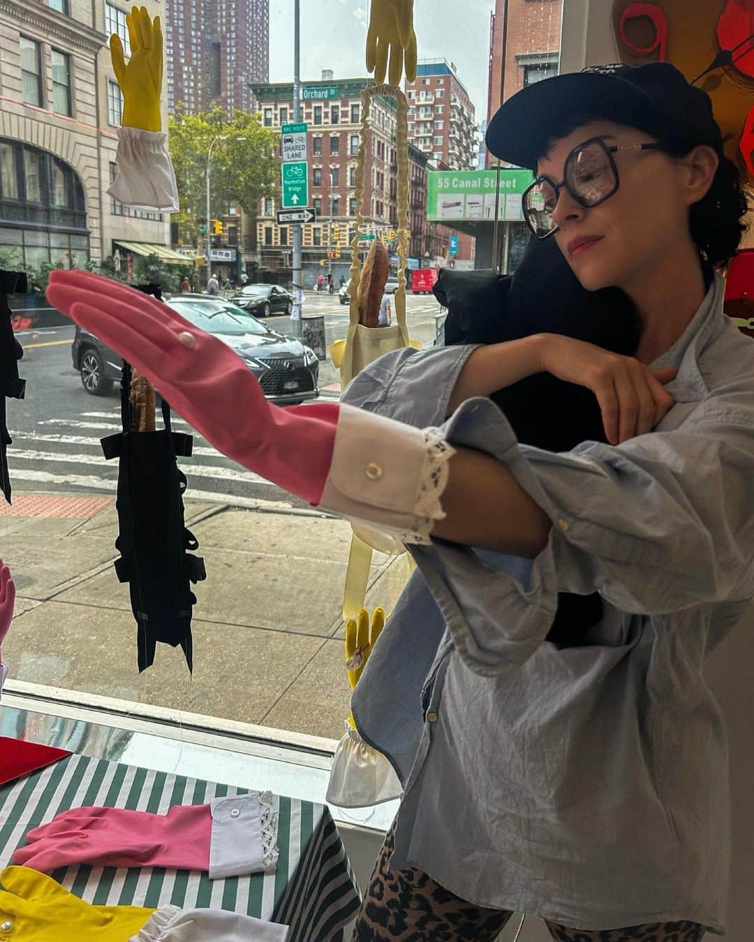 セイント・ヴィンセントのインスタグラム：「Last days of summer.  A beautiful wedding (not pictured). A beautiful girl (pictured). And me traipsing around this stupid beautiful city.  Oh, and a Kate Moss sticker.」
