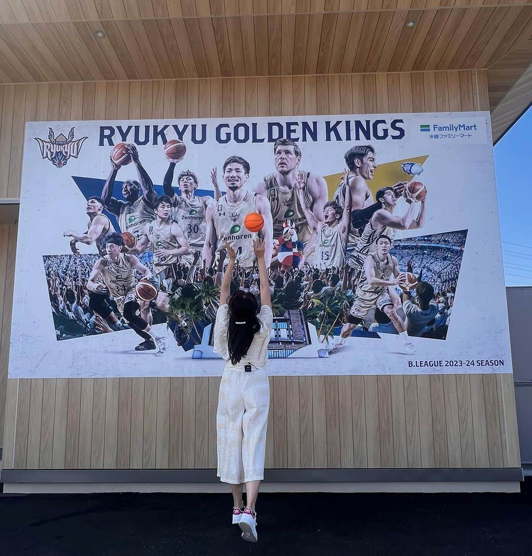 崎山一葉のインスタグラム：「* 沖縄アリーナすぐ近く ファミリーマート コザ運動公園店 OPEN‼︎  キングスマートとなっております🏀  お近くを通る際には 是非お立ち寄りください♪  #ファミマ @oki_famima  #琉球ゴールデンキングス @ryukyugoldenkings」