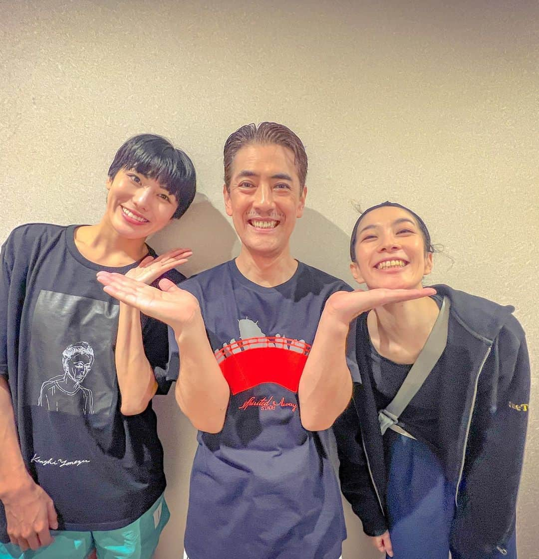 堀部圭亮さんのインスタグラム写真 - (堀部圭亮Instagram)「#舞台 #千と千尋の神隠し #名古屋 #御園座  本日も昼公演のみ。終演後 #武者真由 さん #阿部真理亜 さん #末冨真由 さんが、一緒に写真を撮ってくれました(*'▽'*)♪ もぅ本当にありがたいす。 そして今日で16公演を終えました。残り2公演。 いよいよ明日千穐楽を迎えます。 初演組も新参加組も一丸となり、本当に素晴らしいカンパニーです。 悔いを残さぬ様、明日全てを出し切ります！ 本日ご来場頂きました皆様、ありがとうございました！ 明日26日は昼・夜二公演。12時と17時それぞれ開演(開場は45分前)です。 夜公演は #ライブ配信 もございます→ https://news.hulu.jp/spirited-away-2023/ ご来場予定の皆様、配信をご覧予定の皆様、#油屋 にてお待ちしております♪」8月26日 0時41分 - keisuke_horibe