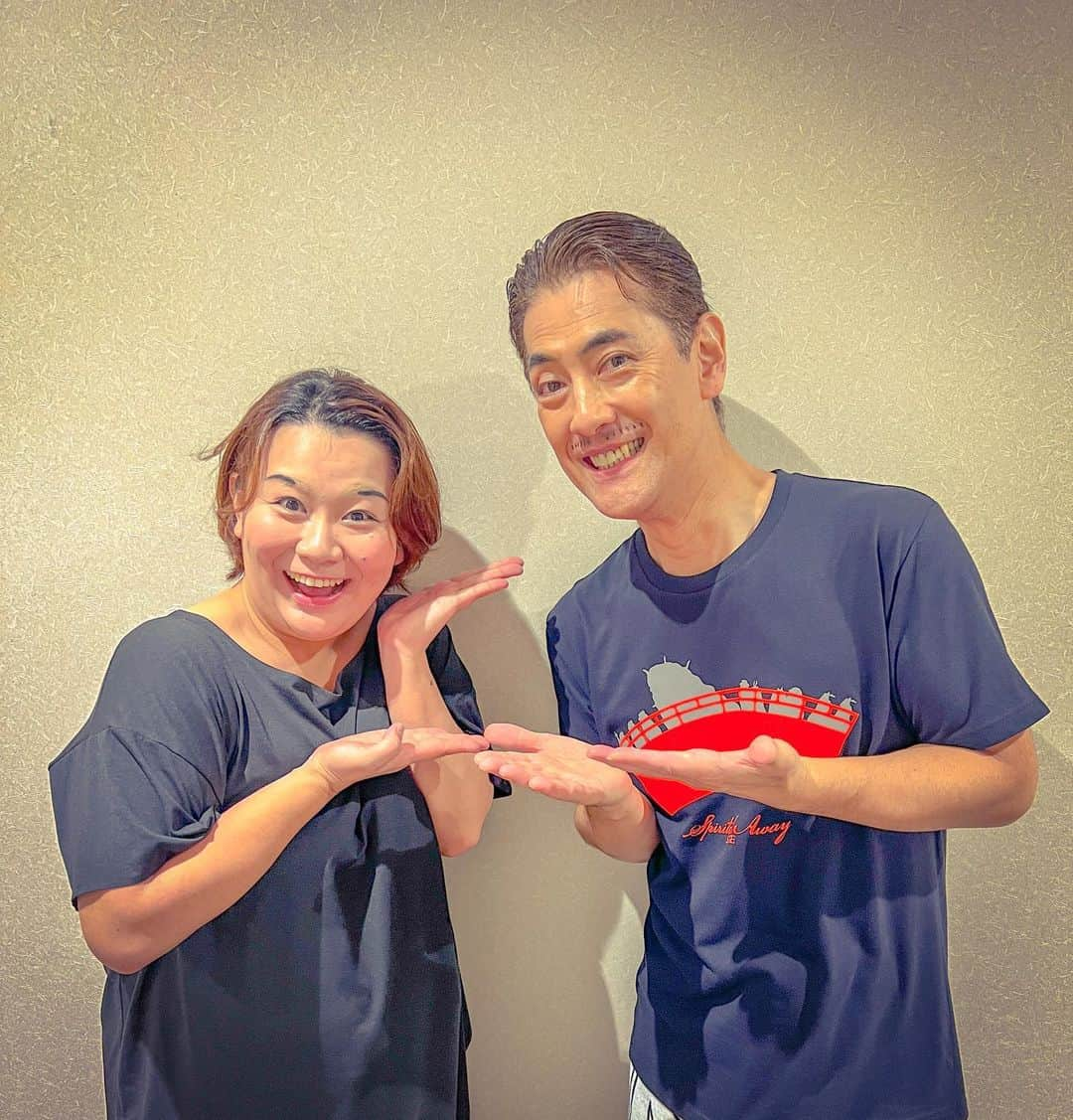 堀部圭亮のインスタグラム：「#舞台 #千と千尋の神隠し #名古屋 #御園座  本日も昼公演のみ。終演後 #武者真由 さん #阿部真理亜 さん #末冨真由 さんが、一緒に写真を撮ってくれました(*'▽'*)♪ もぅ本当にありがたいす。 そして今日で16公演を終えました。残り2公演。 いよいよ明日千穐楽を迎えます。 初演組も新参加組も一丸となり、本当に素晴らしいカンパニーです。 悔いを残さぬ様、明日全てを出し切ります！ 本日ご来場頂きました皆様、ありがとうございました！ 明日26日は昼・夜二公演。12時と17時それぞれ開演(開場は45分前)です。 夜公演は #ライブ配信 もございます→ https://news.hulu.jp/spirited-away-2023/ ご来場予定の皆様、配信をご覧予定の皆様、#油屋 にてお待ちしております♪」