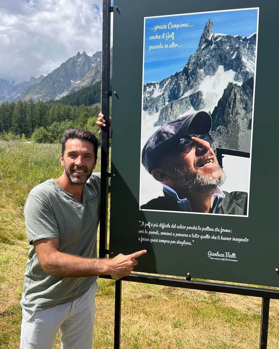 ジャンルイジ・ブッフォンのインスタグラム：「In qualsiasi posto, il tuo ricordo è vivido dentro ciascuno di noi. Sempre nel nostro cuore, Gianluca. 💙  ⛳️ buca n. 9」